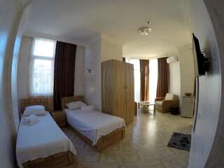 Отель Hotel Batumi Inn Батуми Классический трехместный номер-6