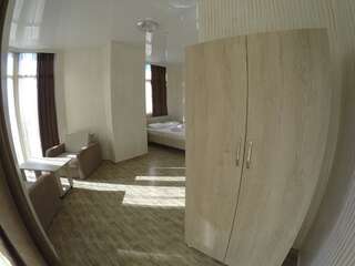 Отель Hotel Batumi Inn Батуми Стандартный трехместный номер с видом на море-2